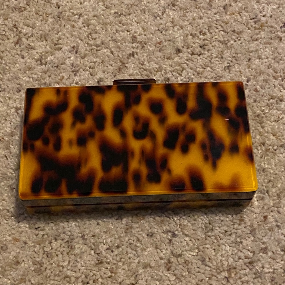 NWOT TUCKERNUCK tortoise clutch with chain